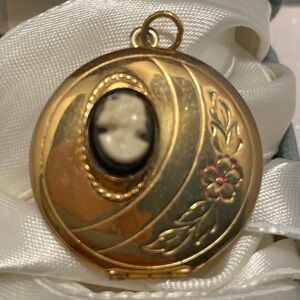 Vintage Cameo locket pendant in gold tone